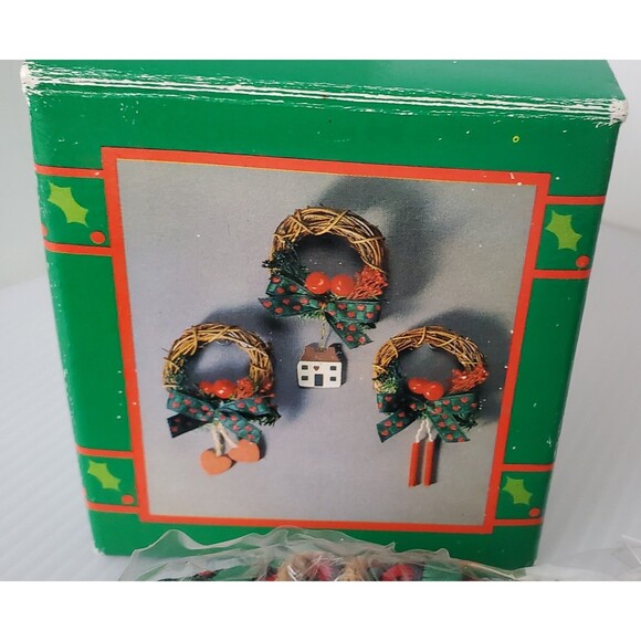 Vintage Country Christmas Magnets Wreath House Of Lloyd 1990s Around World New - Picture 2 of 6